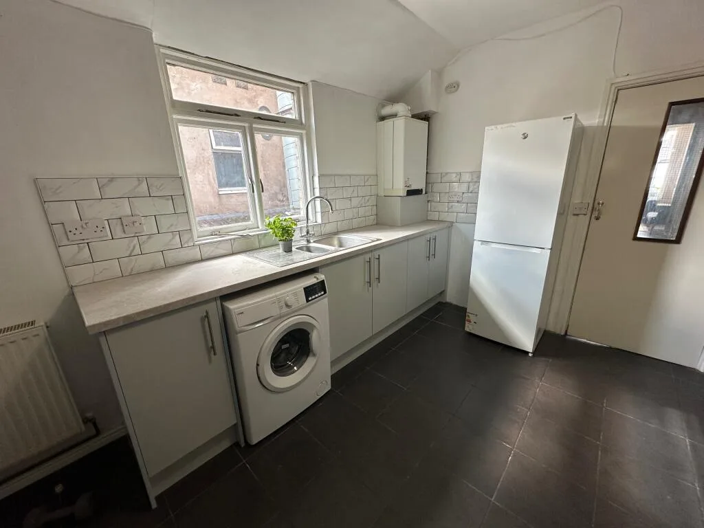 6 bedroom flat for rent
