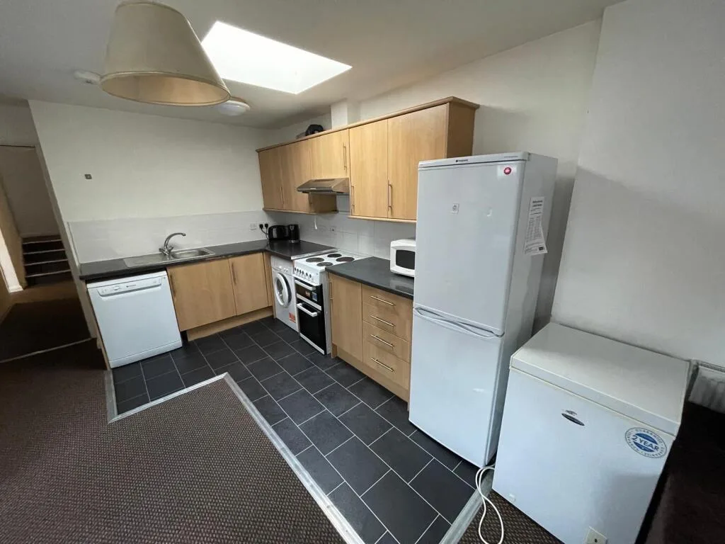 5 bedroom flat for rent