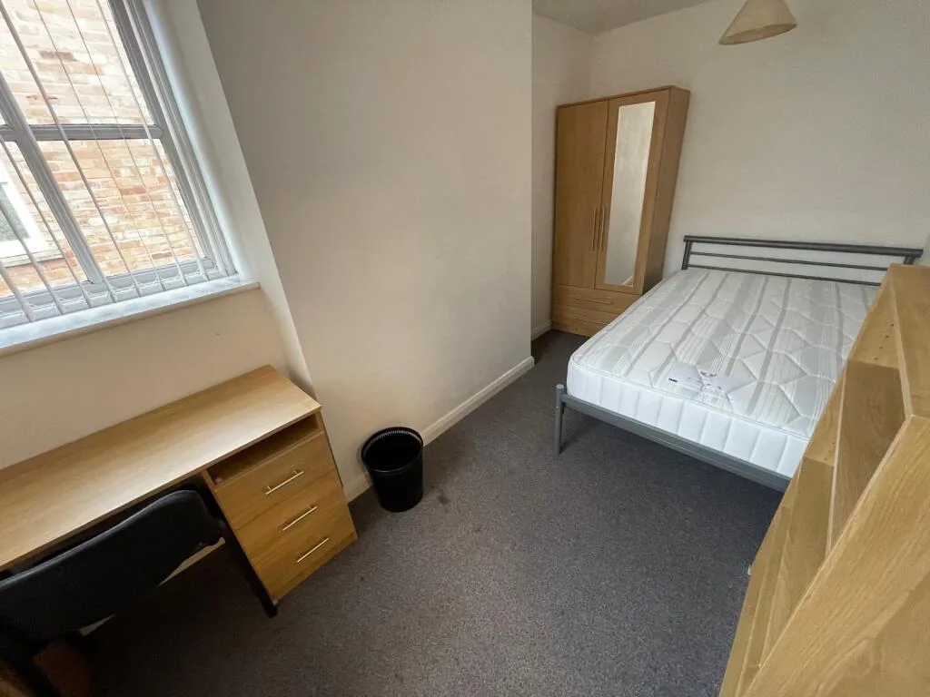 5 bedroom flat for rent