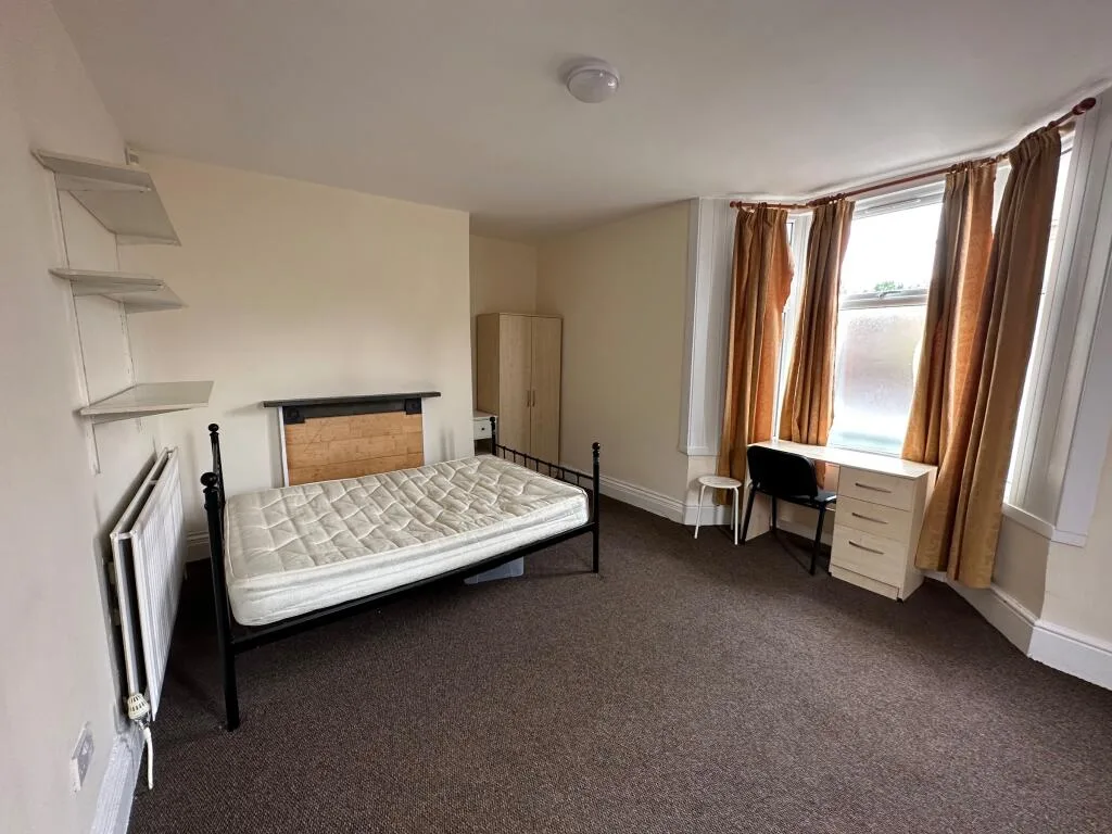 5 bedroom terraced house for rent