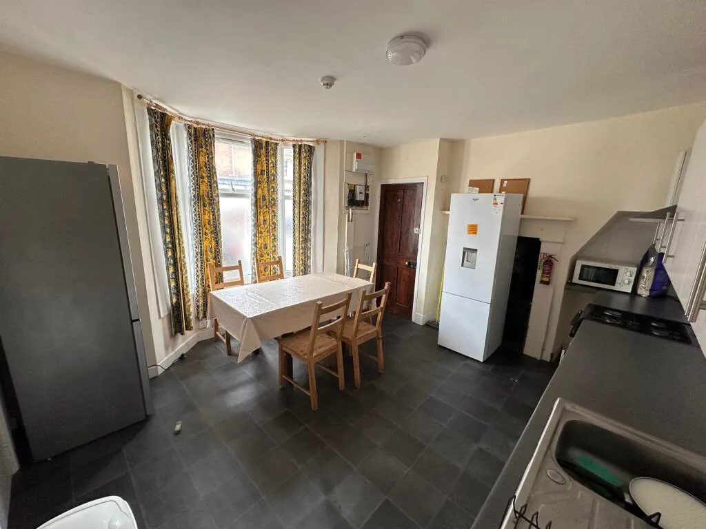 5 bedroom terraced house for rent