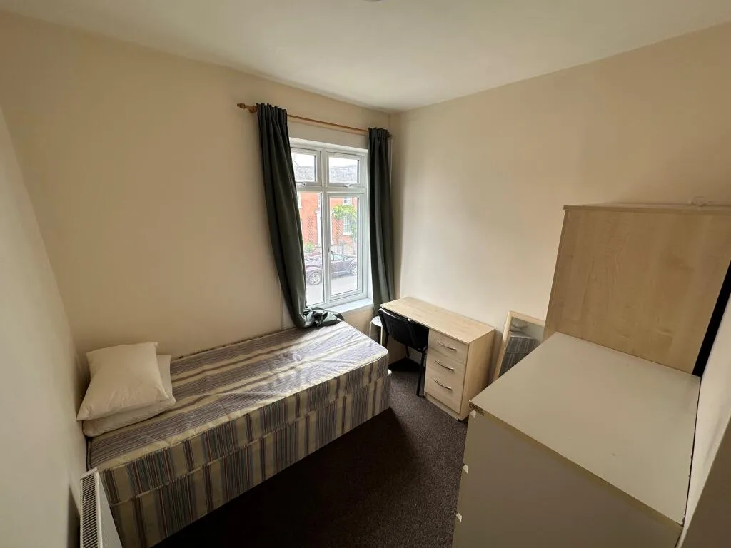 5 bedroom terraced house for rent