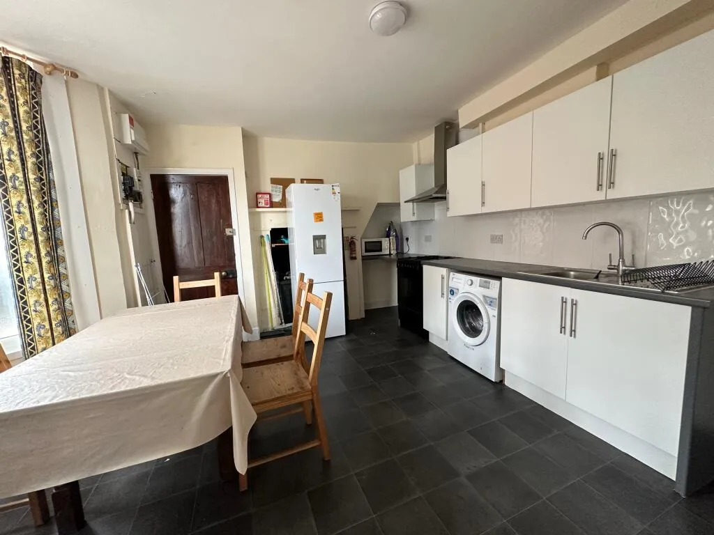 5 bedroom terraced house for rent
