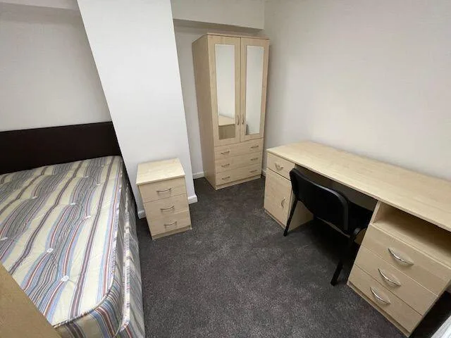 6 bedroom flat for rent