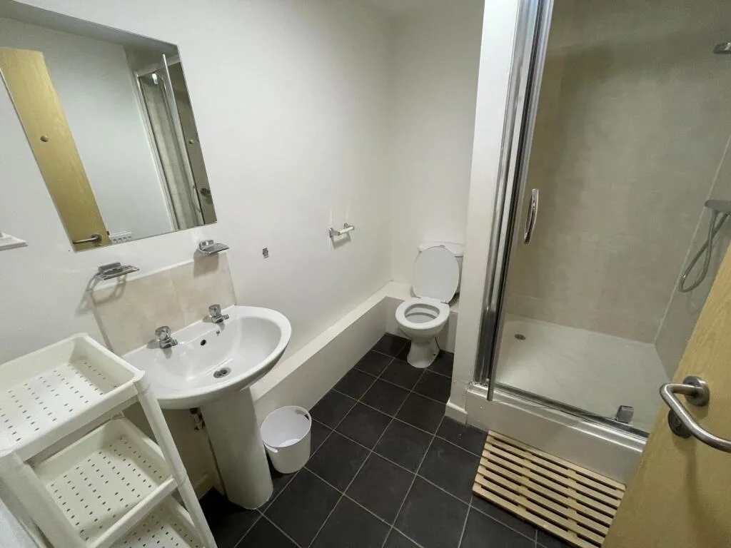 8 bedroom flat for rent