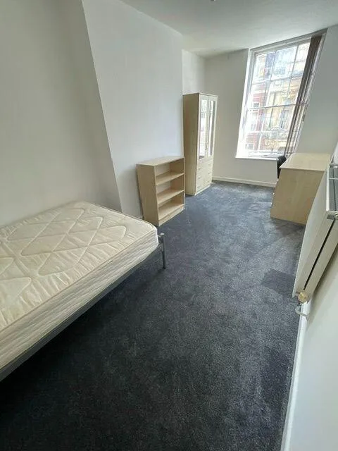 8 bedroom flat for rent
