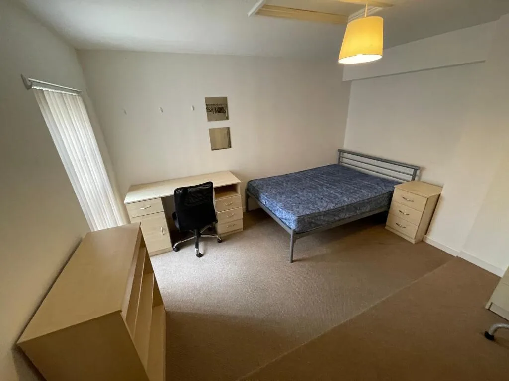 8 bedroom flat for rent