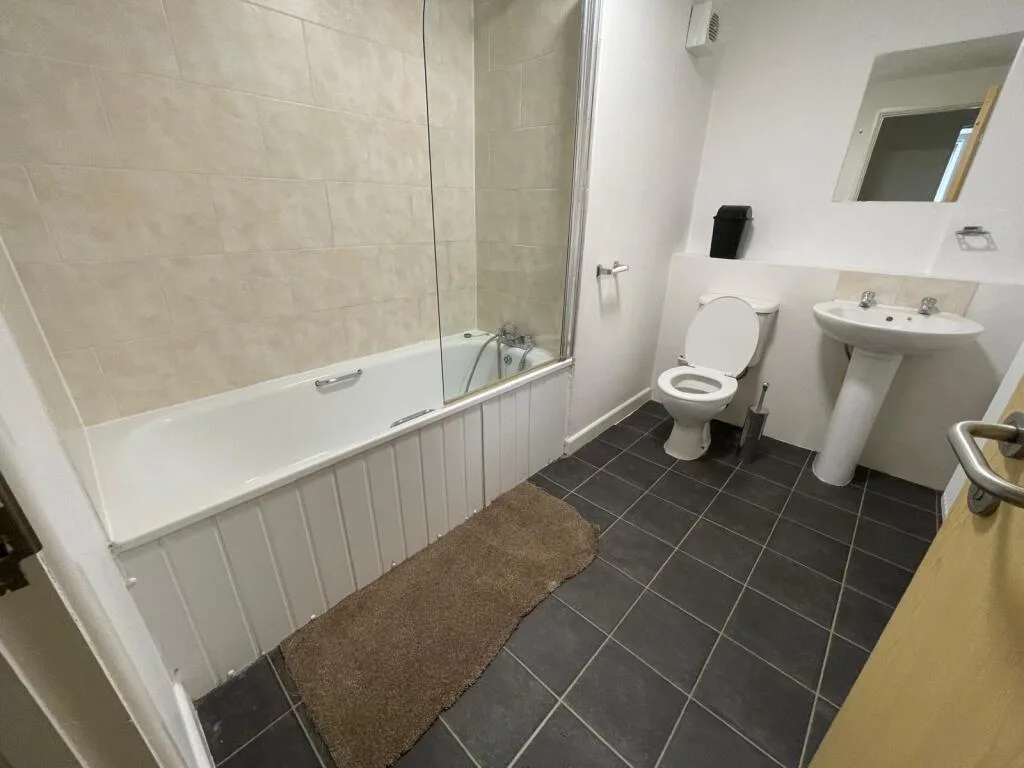 8 bedroom flat for rent