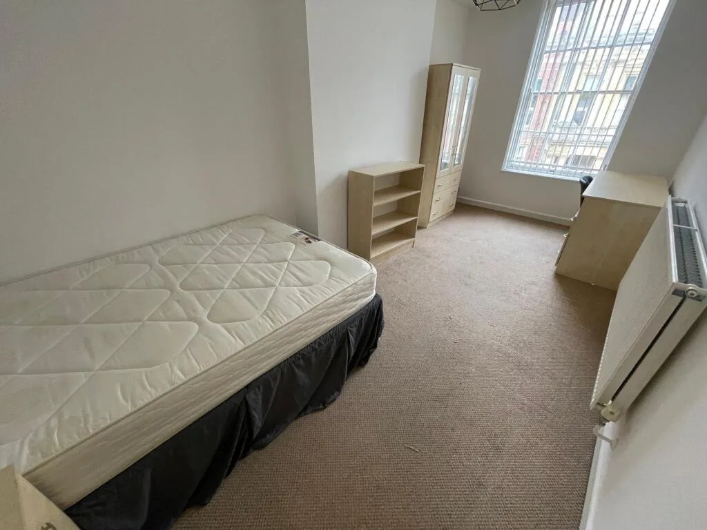 8 bedroom flat for rent
