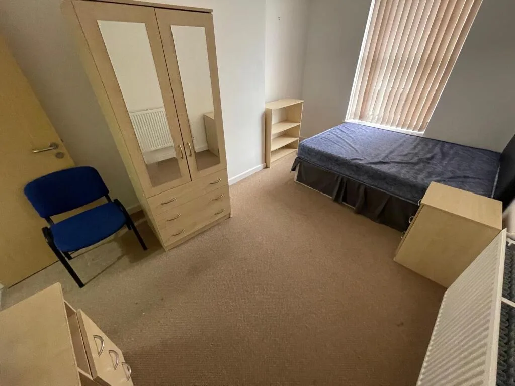 8 bedroom flat for rent