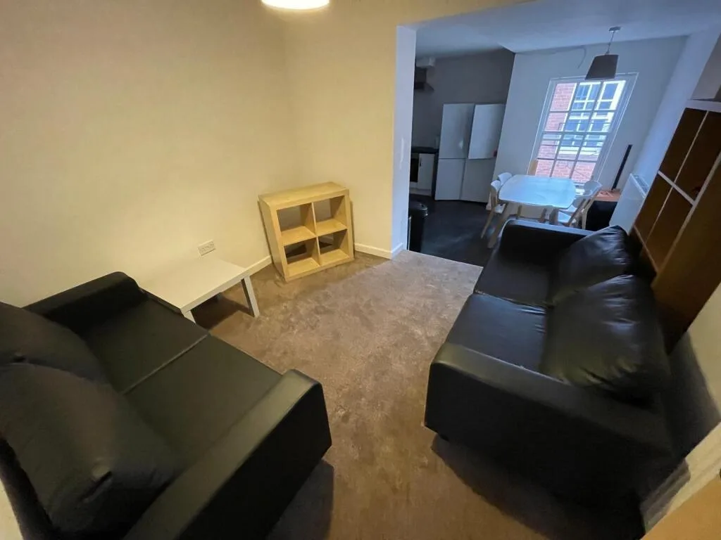 8 bedroom flat for rent