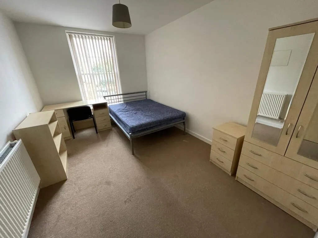 8 bedroom flat for rent