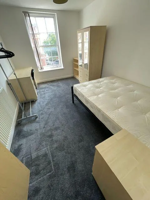 8 bedroom flat for rent