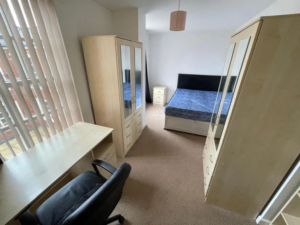 8 bedroom flat for rent