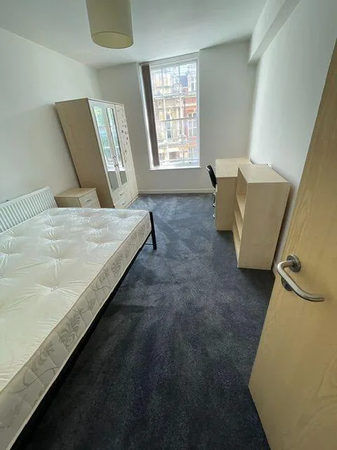 8 bedroom flat for rent