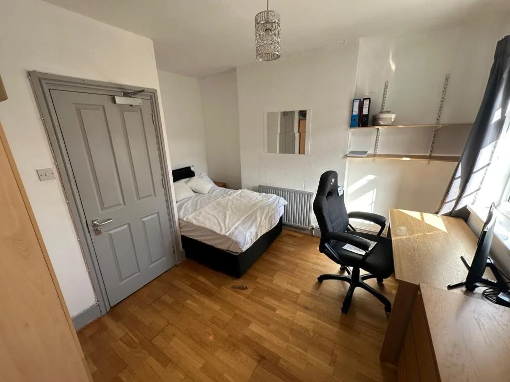 5 bedroom flat for rent