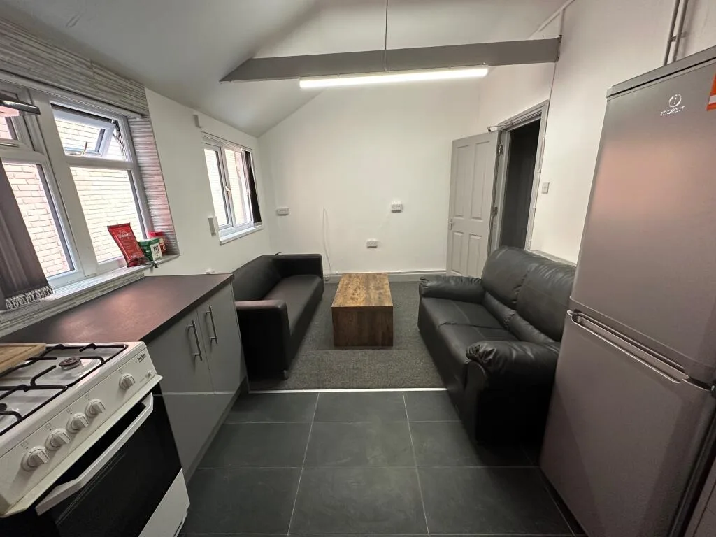 5 bedroom flat for rent