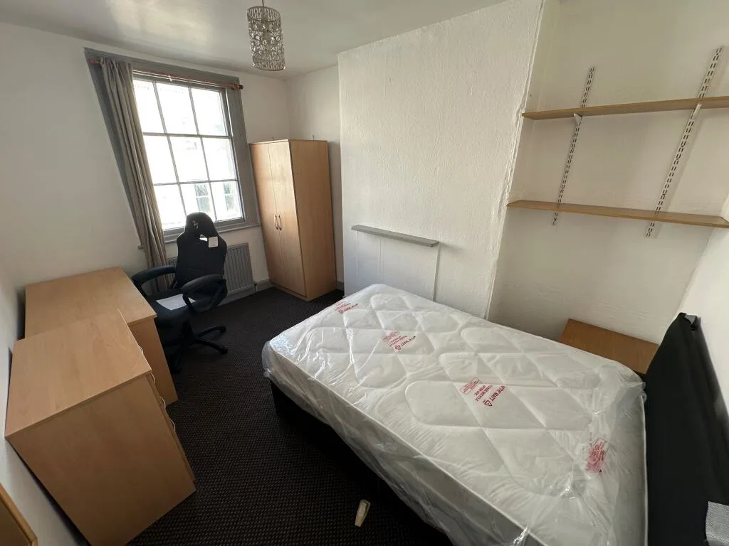 5 bedroom flat for rent