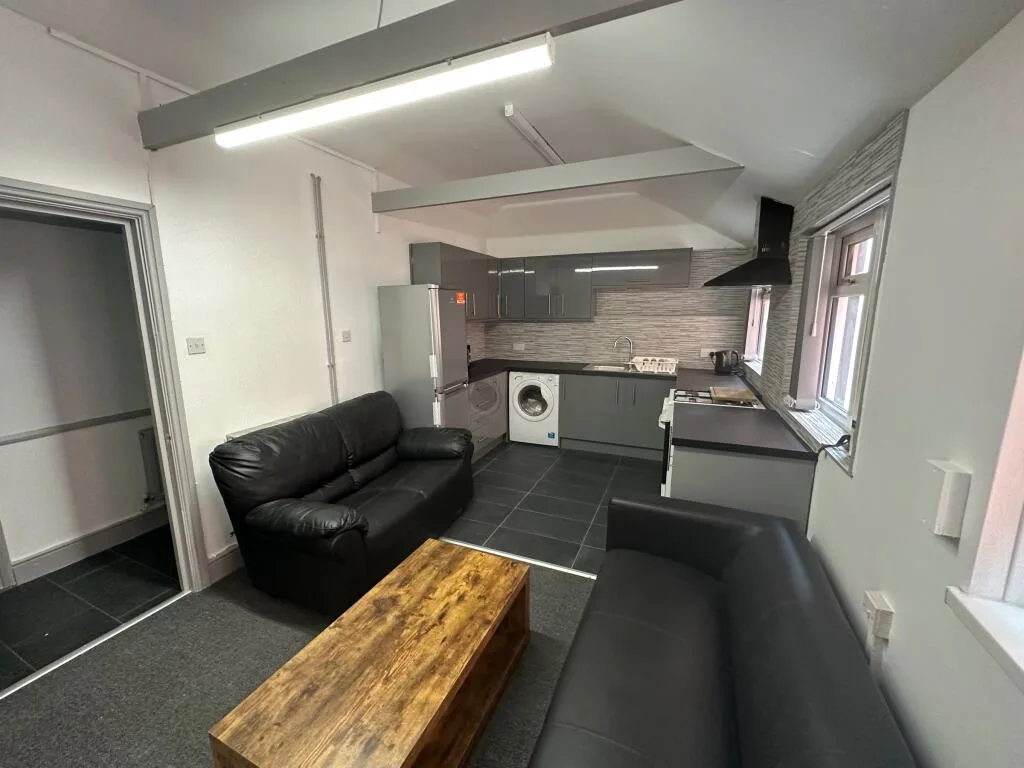 5 bedroom flat for rent