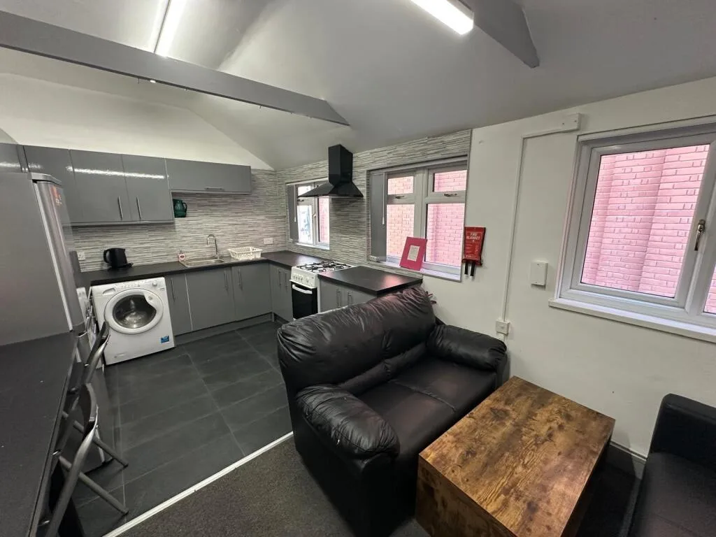 5 bedroom flat for rent