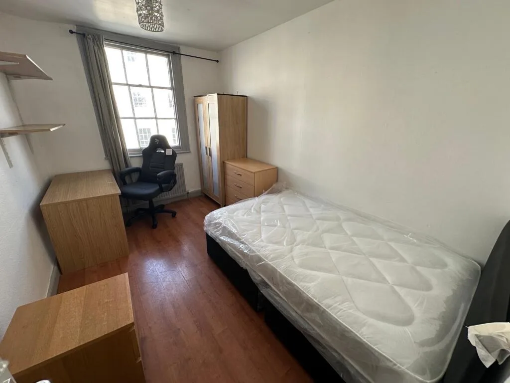 5 bedroom flat for rent
