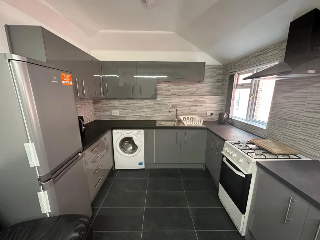 5 bedroom flat for rent