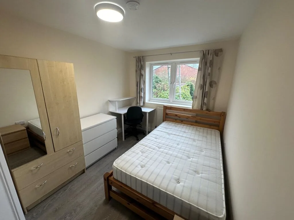 5 bedroom semi-detached house for rent
