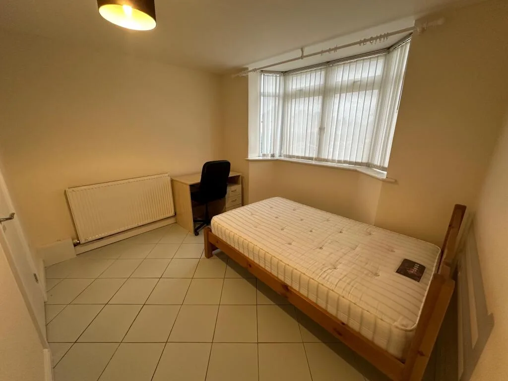 5 bedroom semi-detached house for rent