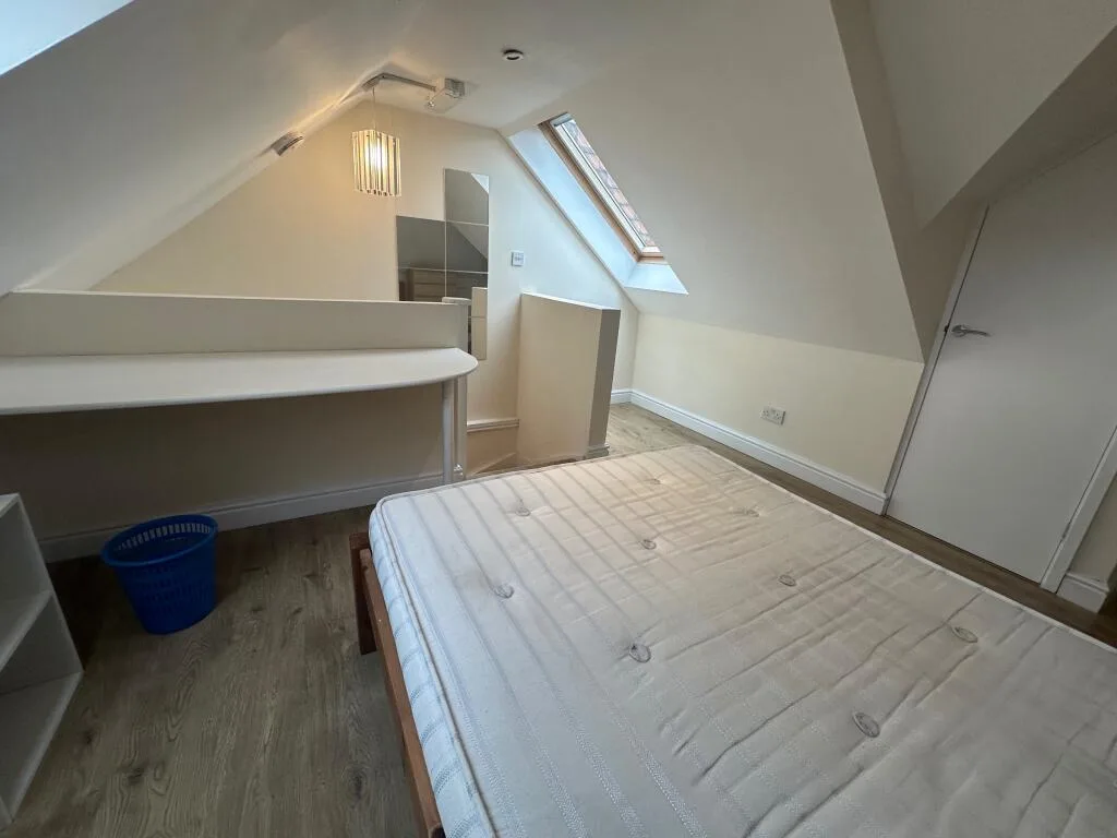 5 bedroom semi-detached house for rent