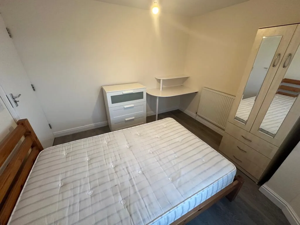 5 bedroom semi-detached house for rent