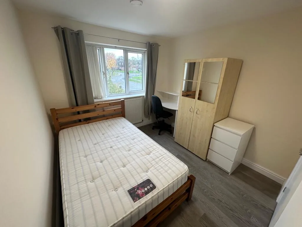 5 bedroom semi-detached house for rent