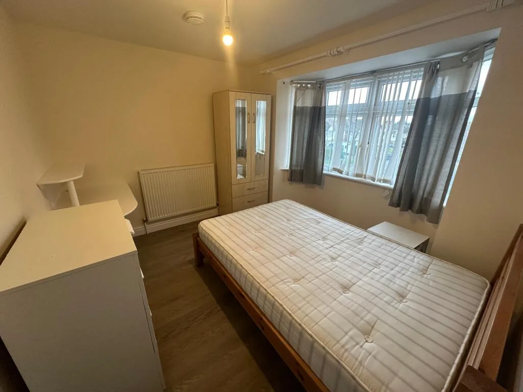 5 bedroom semi-detached house for rent