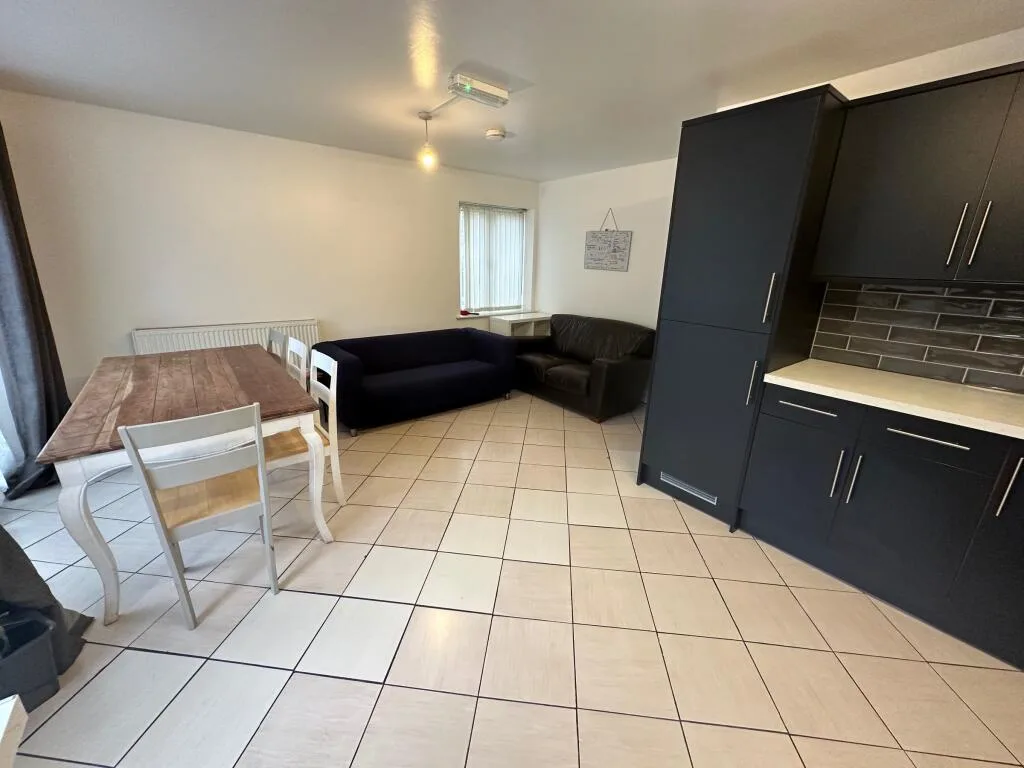 5 bedroom semi-detached house for rent