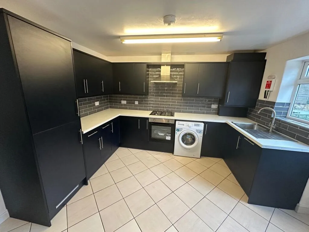 5 bedroom semi-detached house for rent
