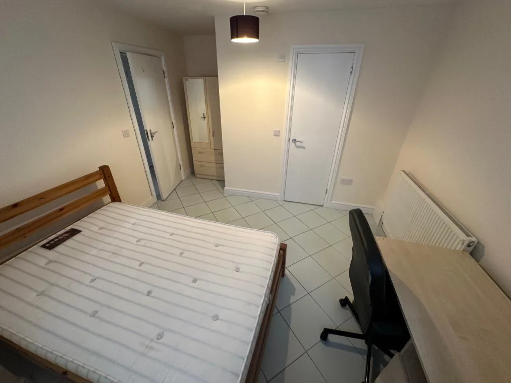 5 bedroom semi-detached house for rent