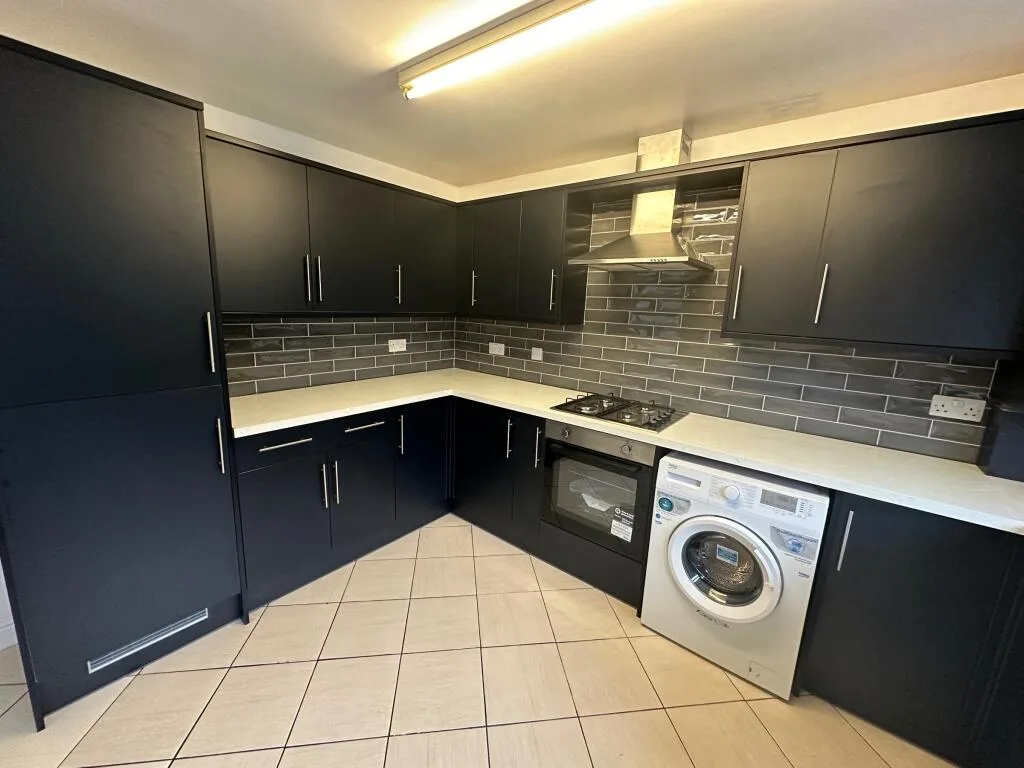 5 bedroom semi-detached house for rent
