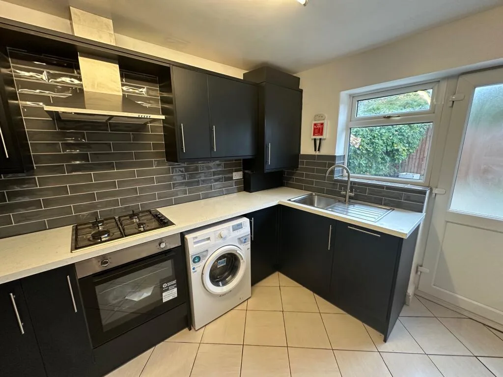 5 bedroom semi-detached house for rent