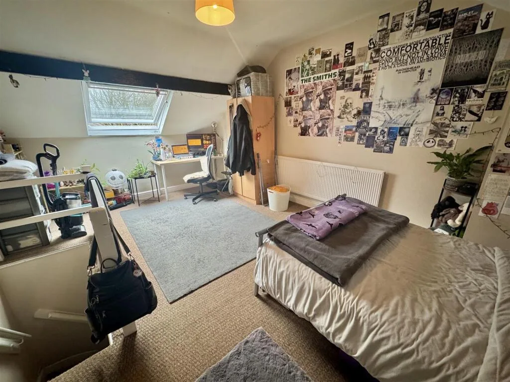 3 bedroom end of terrace house for rent