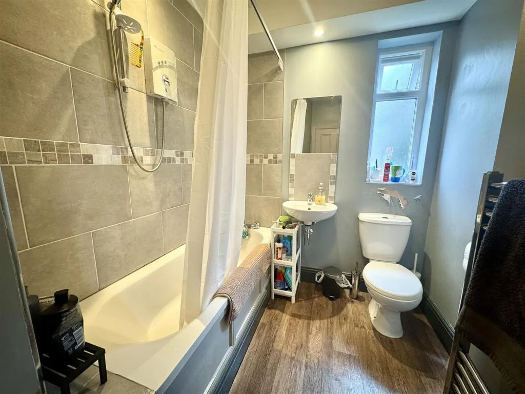 3 bedroom end of terrace house for rent