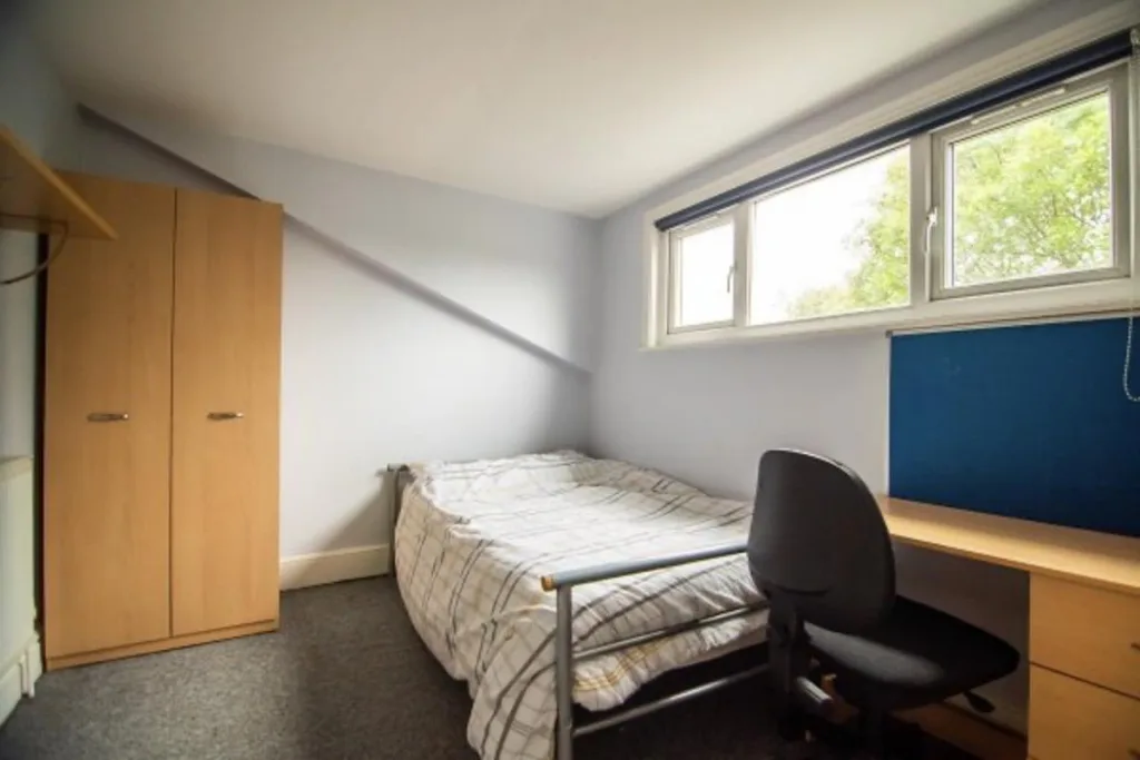 6 bedroom house for rent