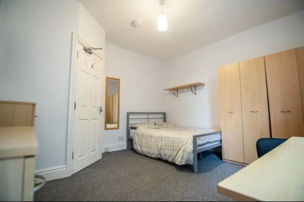 6 bedroom house for rent