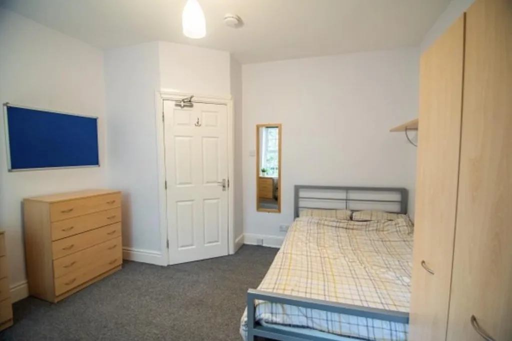 6 bedroom house for rent
