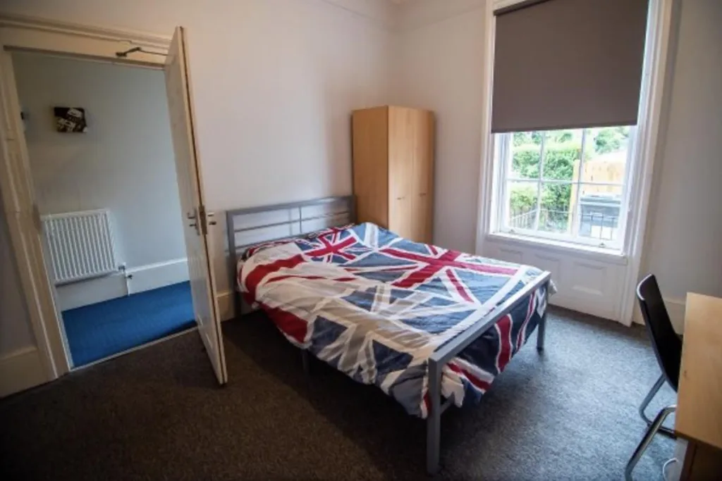 6 bedroom house for rent