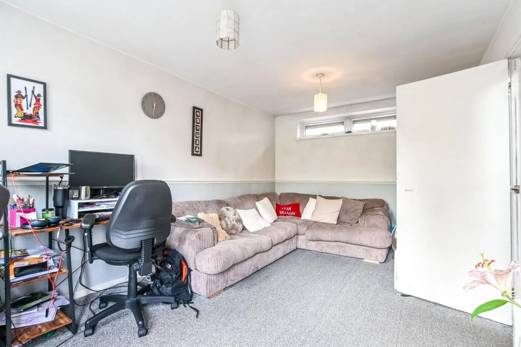 2 bedroom maisonette for rent