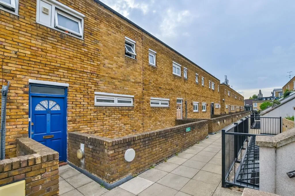 2 bedroom maisonette for rent