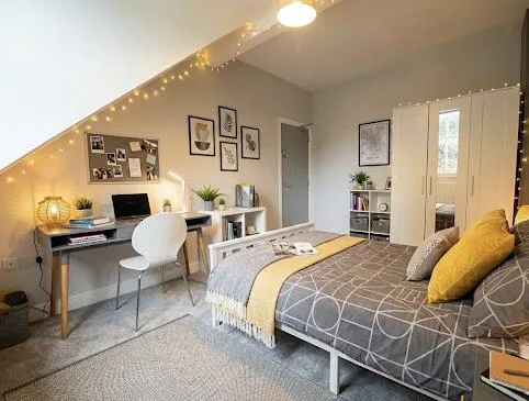 6 bedroom end of terrace house for rent
