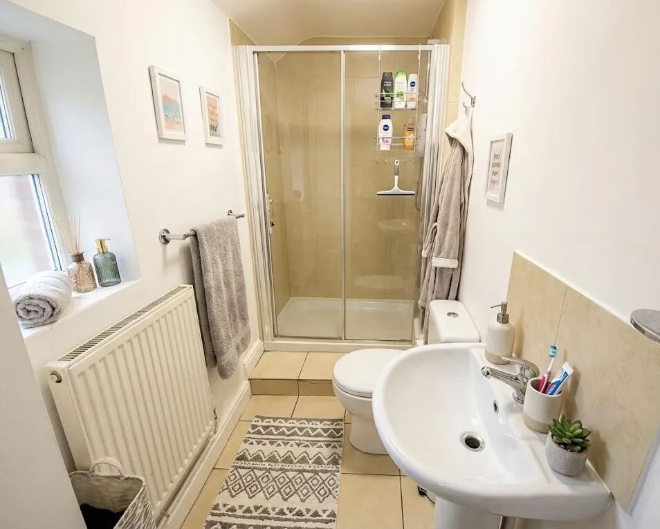 6 bedroom end of terrace house for rent