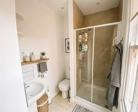 6 bedroom end of terrace house for rent