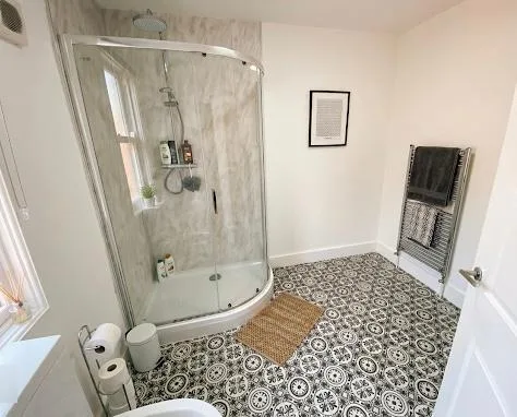 6 bedroom end of terrace house for rent