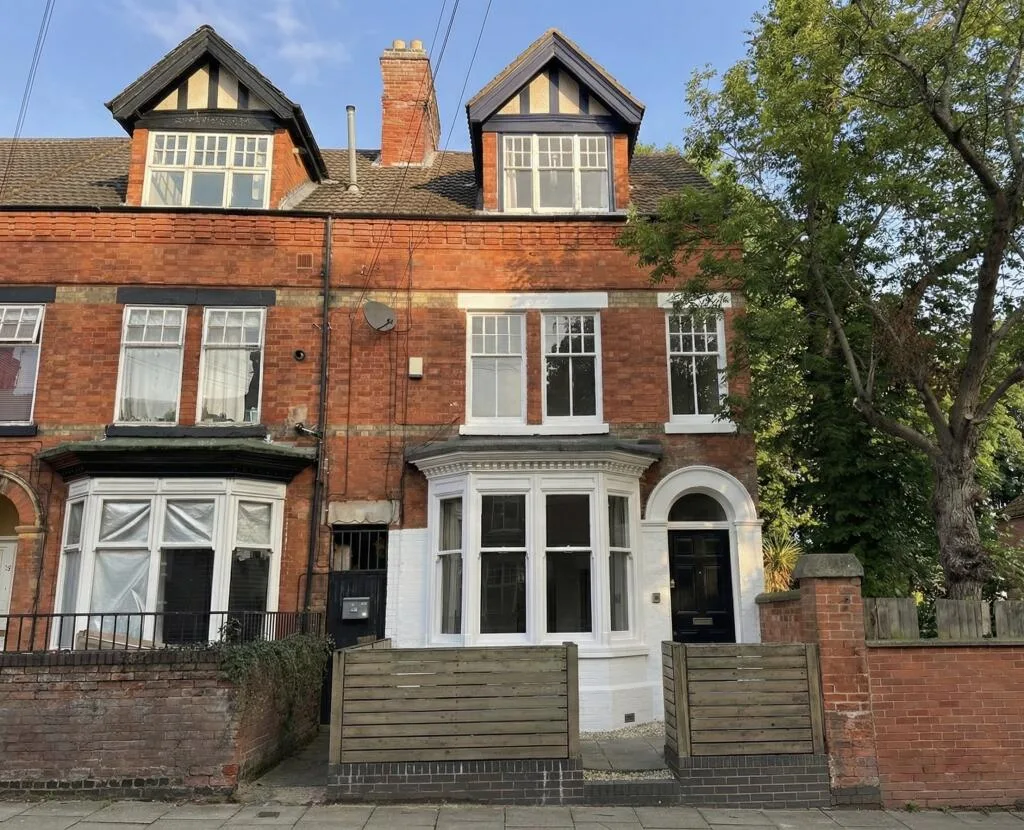 6 bedroom end of terrace house for rent